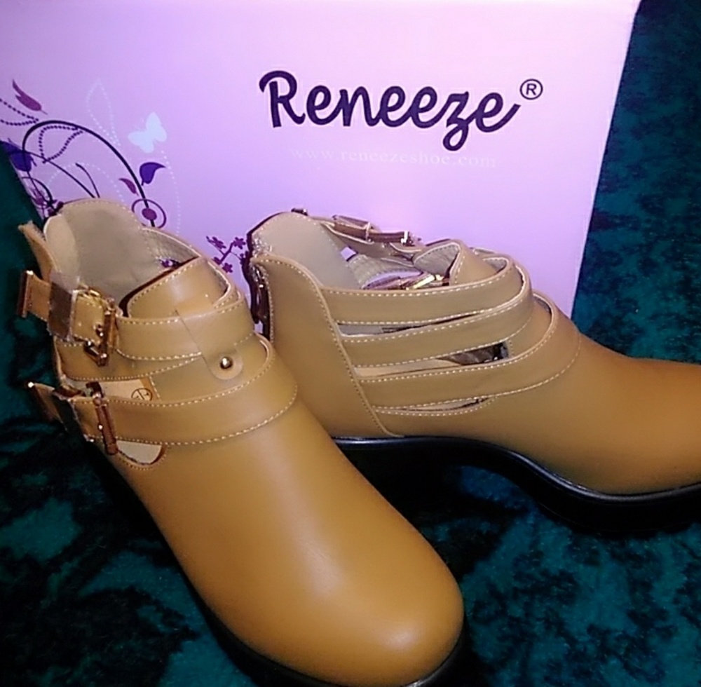 Tan buckle UGG style tan ankle hiking boots size 7